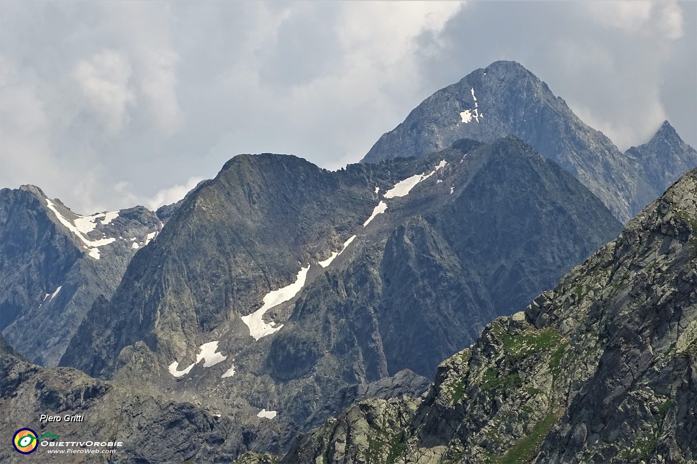 61 Dal Pizzo Zerna zoom sul Pizzo del Diavolo, preceduto dal Monte Aga.JPG